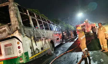 लखनऊ में भीषण सड़क हादसा: डिवाइडर से टकराकर रोडवेज बस बनी आग का गोला, ड्राइवर और कंडक्टर ने कूदकर बचाई जान लखनऊ में भीषण सड़क हादसा: डिवाइडर से टकराकर रोडवेज बस बनी आग का गोला, ड्राइवर और कंडक्टर ने कूदकर बचाई जान