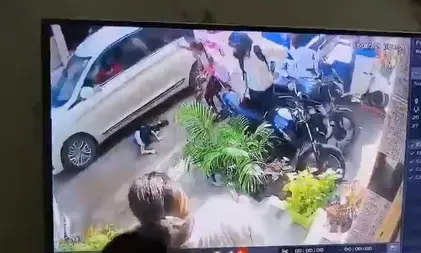 ग्रेटर नोएडा में कार चालक ने स्कूल जा रही बच्ची को मारी टक्कर, सीसीटीवी में कैद हुई घटना