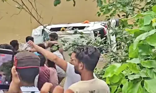 मध्य प्रदेश में दर्दनाक हादसा, बरसाती नाले में बही श्रद्धालुओं की कार; 8 की मौत मध्य प्रदेश में दर्दनाक हादसा, बरसाती नाले में बही श्रद्धालुओं की कार; 8 की मौत
