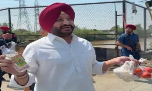 पंजाब में अंडे-टमाटर और शराब लेकर सीएम भगवंत मान के काफिले के सामने क्यों पहुंचे रवनीत बिट्टू पंजाब में अंडे-टमाटर और शराब लेकर सीएम भगवंत मान के काफिले के सामने क्यों पहुंचे रवनीत बिट्टू