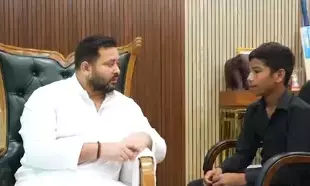 पटना में 12 वर्षीय किशोर से मारपीट का मामला, तेजस्वी यादव ने पुलिस और भाजपा कार्यकर्ताओं पर लगाए आरोप पटना में 12 वर्षीय किशोर से मारपीट का मामला, तेजस्वी यादव ने पुलिस और भाजपा कार्यकर्ताओं पर लगाए आरोप