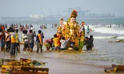 मुंबई में गणेशोत्सव के सातवें दिन 6,436 गणेश प्रतिमाओं का विसर्जन, कोई अप्रिय घटना नहीं मुंबई में गणेशोत्सव के सातवें दिन 6,436 गणेश प्रतिमाओं का विसर्जन, कोई अप्रिय घटना नहीं