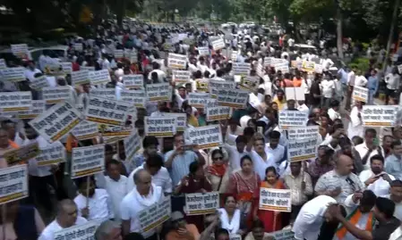 दिल्ली में एमसीडी सफाईकर्मी की खुदकुशी पर गरमाई राजनीति: भाजपा का आम आदमी पार्टी मुख्यालय के बाहर जोरदार प्रदर्शन दिल्ली में एमसीडी सफाईकर्मी की खुदकुशी पर गरमाई राजनीति: भाजपा का आम आदमी पार्टी मुख्यालय के बाहर जोरदार प्रदर्शन