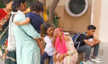 नई दिल्ली: सेफ सिटी प्रोजेक्ट के तहत काम कर रहे कर्मचारियों पर चढ़ा तेज रफ्तार डंपर; 4 की मौत, 3 घायल, पुलिस जांच में जुटी नई दिल्ली: सेफ सिटी प्रोजेक्ट के तहत काम कर रहे कर्मचारियों पर चढ़ा तेज रफ्तार डंपर; 4 की मौत, 3 घायल, पुलिस जांच में जुटी