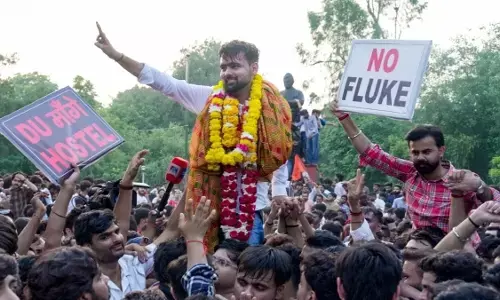 नंगे पैर रहने का लिया था संकल्प, फिर DUSU में रचा इतिहास: जानें बस कंडक्टर के बेटे दीपांशु शौकीन की कहानी नंगे पैर रहने का लिया था संकल्प, फिर DUSU में रचा इतिहास: जानें बस कंडक्टर के बेटे दीपांशु शौकीन की कहानी