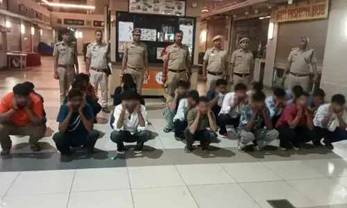 Gurugram Spa Raid: गुरुग्राम के सफायर माल में देह व्यापार का भंडाफोड़, 18 स्पा सेंटरों पर छापा Gurugram Spa Raid: गुरुग्राम के सफायर माल में देह व्यापार का भंडाफोड़, 18 स्पा सेंटरों पर छापा