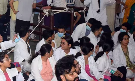 बंगाल: पूर्वी बर्दवान के अस्पताल में हमले के बाद डॉक्टर और नर्स हड़ताल पर बंगाल: पूर्वी बर्दवान के अस्पताल में हमले के बाद डॉक्टर और नर्स हड़ताल पर