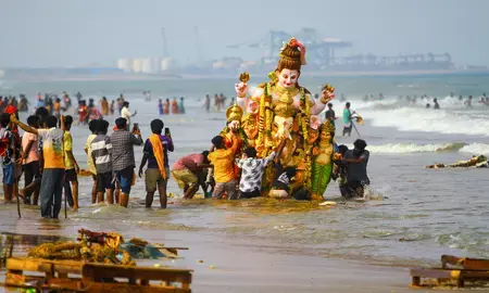 मुंबई में गणेशोत्सव के सातवें दिन 6,436 गणेश प्रतिमाओं का विसर्जन, कोई अप्रिय घटना नहीं मुंबई में गणेशोत्सव के सातवें दिन 6,436 गणेश प्रतिमाओं का विसर्जन, कोई अप्रिय घटना नहीं