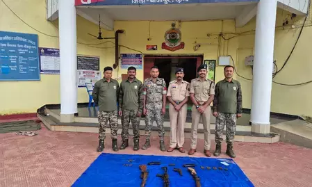 बीजापुर: जंगल में छिपाकर रखा गया हथियारों का जखीरा बरामद, एके-47 समेत चार हथियार और 76 जिंदा कारतूस जब्त बीजापुर: जंगल में छिपाकर रखा गया हथियारों का जखीरा बरामद, एके-47 समेत चार हथियार और 76 जिंदा कारतूस जब्त