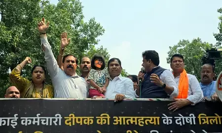 सफाई कर्मचारी की आत्महत्या: आप पार्षद को पार्टी से निकालने की मांग को लेकर दिल्ली भाजपा का प्रदर्शन सफाई कर्मचारी की आत्महत्या: आप पार्षद को पार्टी से निकालने की मांग को लेकर दिल्ली भाजपा का प्रदर्शन
