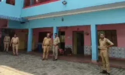 लखीमपुर के स्कूल में महिला टीचर को गोली मारी, युवक ने खुद को भी उड़ाया; दोनों की मौत लखीमपुर के स्कूल में महिला टीचर को गोली मारी, युवक ने खुद को भी उड़ाया; दोनों की मौत