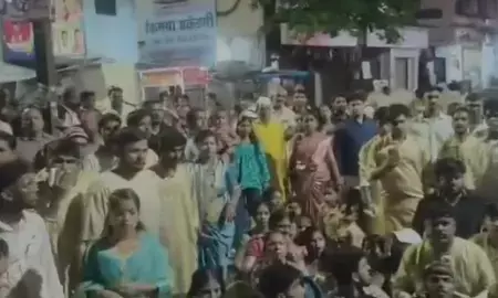ठाणे के टिटवाला में गणपति विसर्जन जुलूस के दौरान हंगामा: भाजपा और ठाकरे गुट के कार्यकर्ता आमने-सामने, नारेबाजी के बाद झड़प ठाणे के टिटवाला में गणपति विसर्जन जुलूस के दौरान हंगामा: भाजपा और ठाकरे गुट के कार्यकर्ता आमने-सामने, नारेबाजी के बाद झड़प