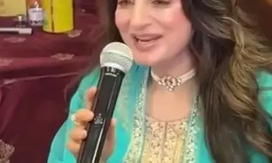गणेश चतुर्थी पर अमीषा पटेल पहुंचीं न्यूयॉर्क गणेश चतुर्थी पर अमीषा पटेल पहुंचीं न्यूयॉर्क