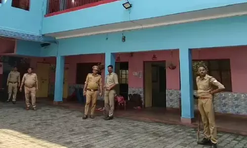 लखीमपुर के स्कूल में महिला टीचर को गोली मारी, युवक ने खुद को भी उड़ाया; दोनों की मौत लखीमपुर के स्कूल में महिला टीचर को गोली मारी, युवक ने खुद को भी उड़ाया; दोनों की मौत