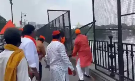 हैदराबाद में गणेश प्रतिमा विसर्जन पर रोक के खिलाफ प्रदर्शन, टैंक बंड पर बढ़ा तनाव हैदराबाद में गणेश प्रतिमा विसर्जन पर रोक के खिलाफ प्रदर्शन, टैंक बंड पर बढ़ा तनाव