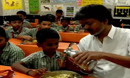 तमिलनाडु में अब क्लास 6-8 तक के स्टूडेंट्स को भी ब्रेकफास्ट मिलेगा, CM विजय ने स्कूली बच्चों के साथ नाश्ता किया