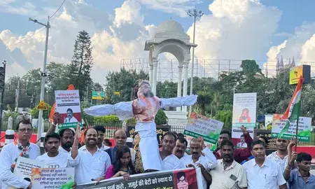 बिहार : जमुई घटना पर कांग्रेस का प्रदर्शन, सीएम के इस्तीफे की मांग, जांच के लिए आठ सदस्यीय समिति गठित बिहार : जमुई घटना पर कांग्रेस का प्रदर्शन, सीएम के इस्तीफे की मांग, जांच के लिए आठ सदस्यीय समिति गठित