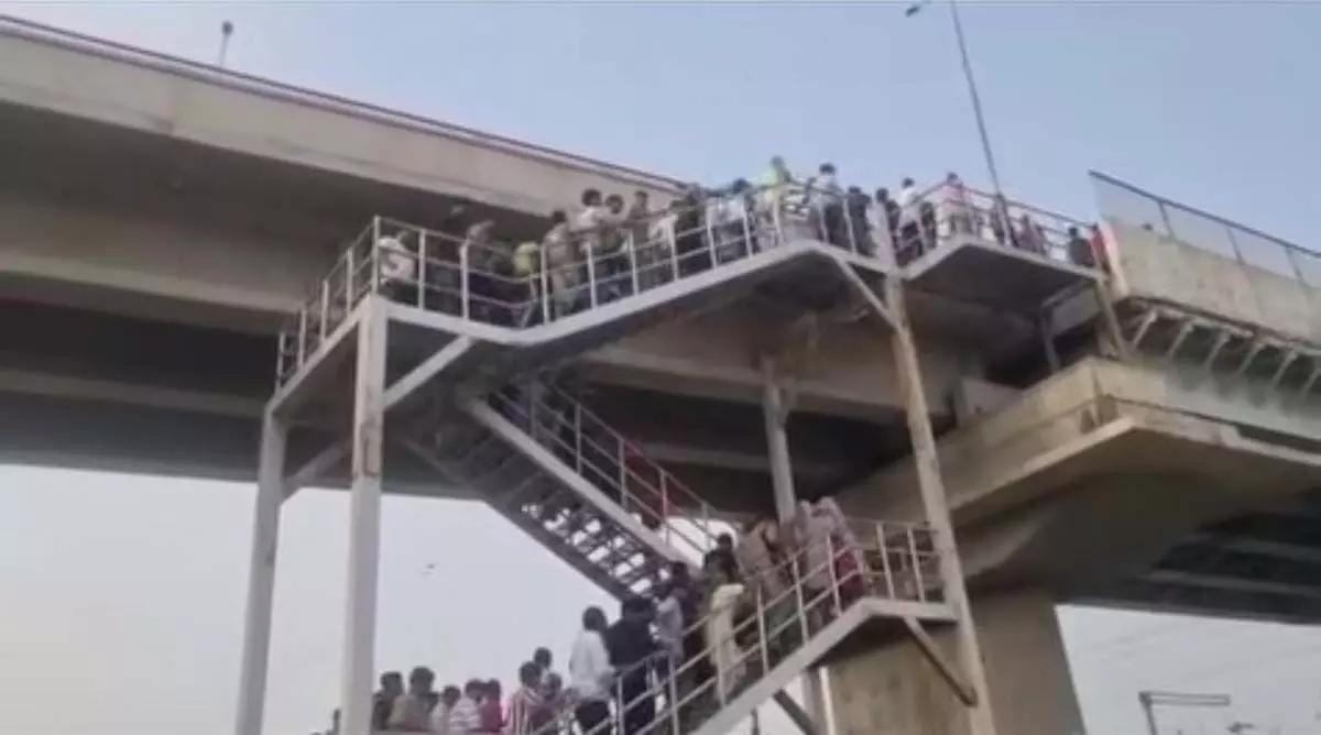 पोस्टमार्टम के बाद शव लेकर फ्लाईओवर पर चढ़े ग्रामीण, सड़क पर शव रखकर लगाया जाम पोस्टमार्टम के बाद शव लेकर फ्लाईओवर पर चढ़े ग्रामीण, सड़क पर शव रखकर लगाया जाम