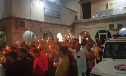ग्रेटर नोएडा : थार चालक की गिरफ्तारी की मांग को लेकर थाने पहुंचे परिजन और सोसायटी निवासी ग्रेटर नोएडा : थार चालक की गिरफ्तारी की मांग को लेकर थाने पहुंचे परिजन और सोसायटी निवासी
