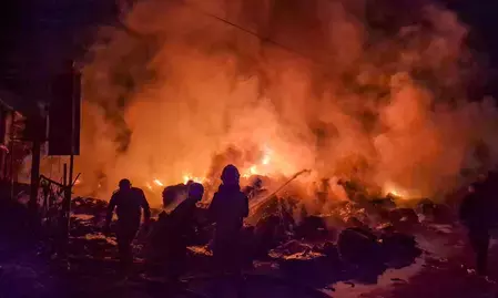 जयपुर में बड़ा हादसा: मर्सिडीज के सर्विस सेंटर/वर्कशॉप में भीषण आग, 8 लग्जरी कारें जलकर राख; करोड़ों का नुकसान