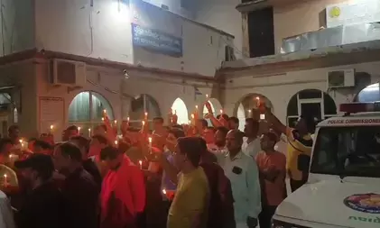 ग्रेटर नोएडा : थार चालक की गिरफ्तारी की मांग को लेकर थाने पहुंचे परिजन और सोसायटी निवासी ग्रेटर नोएडा : थार चालक की गिरफ्तारी की मांग को लेकर थाने पहुंचे परिजन और सोसायटी निवासी