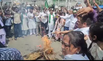 जमुई छात्रा बदसलूकी मामले को लेकर पटना में राजद महिला विंग का प्रदर्शन, मुख्यमंत्री से इस्तीफा मांगा जमुई छात्रा बदसलूकी मामले को लेकर पटना में राजद महिला विंग का प्रदर्शन, मुख्यमंत्री से इस्तीफा मांगा