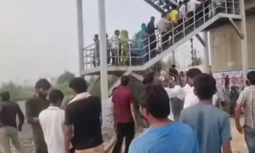 पोस्टमार्टम के बाद शव लेकर फ्लाईओवर पर चढ़े ग्रामीण, सड़क पर शव रखकर लगाया जाम पोस्टमार्टम के बाद शव लेकर फ्लाईओवर पर चढ़े ग्रामीण, सड़क पर शव रखकर लगाया जाम