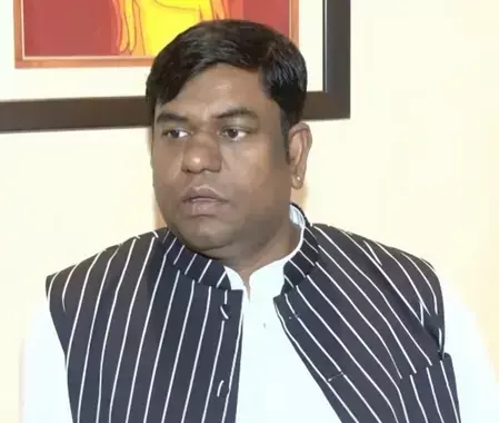 वीआईपी प्रमुख मुकेश सहनी का विवादित बयान: बोले- अगर एक खून माफ होता तो CEC ज्ञानेश कुमार को गोली मार देता वीआईपी प्रमुख मुकेश सहनी का विवादित बयान: बोले- अगर एक खून माफ होता तो CEC ज्ञानेश कुमार को गोली मार देता
