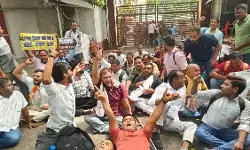 लखनऊ में BJP दफ्तर में घुसे अभ्यर्थी, आरक्षण घोटाले का आरोप लगाकर जमीन पर लेटे