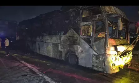 ग्रेटर नोएडा बस अग्निकांड : यात्रियों ने चालक को दी थी जलने की बदबू आने की सूचना, दोनों ने बरती लापरवाही ग्रेटर नोएडा बस अग्निकांड : यात्रियों ने चालक को दी थी जलने की बदबू आने की सूचना, दोनों ने बरती लापरवाही
