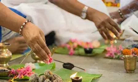 पितरों के पिंडदान के लिए क्यों प्रसिद्ध है नारायणी शिला? जानें सदियों पुरानी मान्यता पितरों के पिंडदान के लिए क्यों प्रसिद्ध है नारायणी शिला? जानें सदियों पुरानी मान्यता