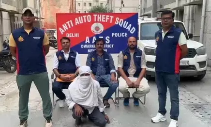 दिल्ली में रिटायर्ड कर्मचारी से 1.76 करोड़ की ठगी, 50 हजार का इनामी आरोपी सोनीपत से दबोचा गया दिल्ली में रिटायर्ड कर्मचारी से 1.76 करोड़ की ठगी, 50 हजार का इनामी आरोपी सोनीपत से दबोचा गया