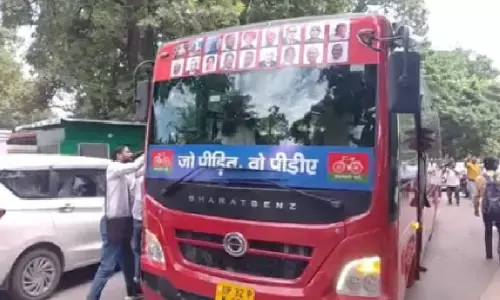 अखिलेश यादव का PDA रथ लखनऊ से रायबरेली रवाना, पोस्टर वार से गरमाया सियासी माहौल अखिलेश यादव का PDA रथ लखनऊ से रायबरेली रवाना, पोस्टर वार से गरमाया सियासी माहौल
