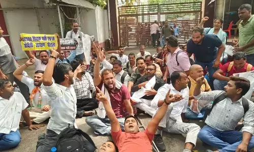 लखनऊ में BJP दफ्तर में घुसे अभ्यर्थी, आरक्षण घोटाले का आरोप लगाकर जमीन पर लेटे लखनऊ में BJP दफ्तर में घुसे अभ्यर्थी, आरक्षण घोटाले का आरोप लगाकर जमीन पर लेटे