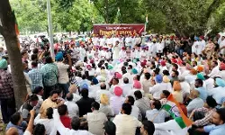 CEC ज्ञानेश कुमार के इस्तीफे की मांग पर कांग्रेस का देशव्यापी मार्च, चुनाव आयोग के खिलाफ बढ़ा सियासी घमासान CEC ज्ञानेश कुमार के इस्तीफे की मांग पर कांग्रेस का देशव्यापी मार्च, चुनाव आयोग के खिलाफ बढ़ा सियासी घमासान