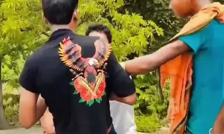 बिहार में लड़की से छेड़छाड़ का एक और वीडियो वायरल, जांच में जुटी पुलिस बिहार में लड़की से छेड़छाड़ का एक और वीडियो वायरल, जांच में जुटी पुलिस
