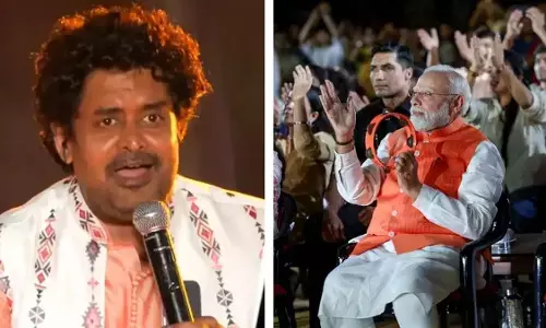भजन क्लबिंग कार्यक्रम में PM मोदी ने बजाई खंजरी, हनुमान अंश के साधु तिवारी ने भी गाया गाना भजन क्लबिंग कार्यक्रम में PM मोदी ने बजाई खंजरी, हनुमान अंश के साधु तिवारी ने भी गाया गाना