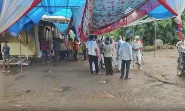 मध्य प्रदेश-मंडला के हीरापुर में दर्दनाक हादसा :गणेश पंडाल में करंट फैलने से चार युवकों की मौत, 3 घायल मध्य प्रदेश-मंडला के हीरापुर में दर्दनाक हादसा :गणेश पंडाल में करंट फैलने से चार युवकों की मौत, 3 घायल