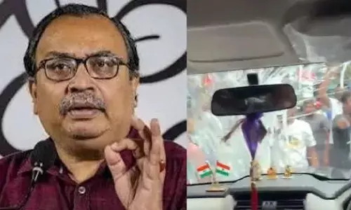 पश्चिम बंगाल में कुणाल घोष की कार पर अंडे-पत्थरों से हमला, ममता की रैली में जा रहे थे टीएमसी विधायक पश्चिम बंगाल में कुणाल घोष की कार पर अंडे-पत्थरों से हमला, ममता की रैली में जा रहे थे टीएमसी विधायक