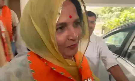 राजस्थान: सरोज कंवर बनीं जयपुर की पहली महिला डिप्टी मेयर, कांग्रेस के सलमान मंसूरी को हराया राजस्थान: सरोज कंवर बनीं जयपुर की पहली महिला डिप्टी मेयर, कांग्रेस के सलमान मंसूरी को हराया
