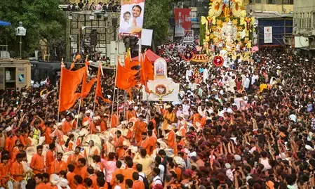 बप्पा मोरया! पुणे में 33 घंटे 27 मिनट चली गणेश विसर्जन शोभायात्रा, सवा छह लाख से ज्यादा गणपतियों को विदाई बप्पा मोरया! पुणे में 33 घंटे 27 मिनट चली गणेश विसर्जन शोभायात्रा, सवा छह लाख से ज्यादा गणपतियों को विदाई