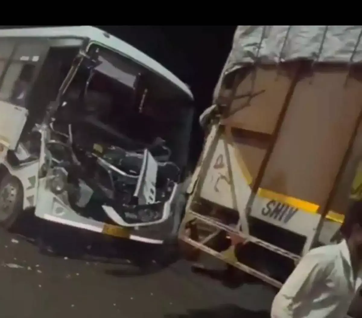 नींद की झपकी ने एक्सप्रेसवे पर मचाई अफरा-तफरी, ट्रक में जा घुसी तेज रफ्तार बस नींद की झपकी ने एक्सप्रेसवे पर मचाई अफरा-तफरी, ट्रक में जा घुसी तेज रफ्तार बस
