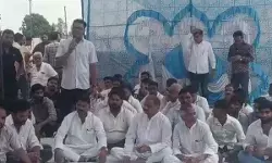 बुलडोजर कार्रवाई के विरोध में कलेक्ट्रेट पहुंचे ग्रामीण, डीएम से मिले