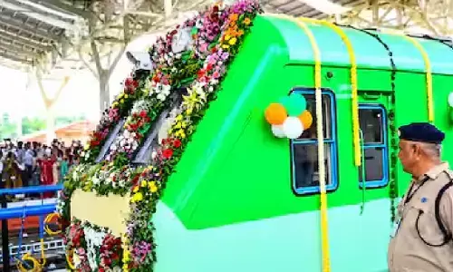 देश की पहली एलएनजी-डीजल डुअल-फ्यूल ट्रेन को अमित शाह ने दिखाई हरी झंडी, डीजल खपत में 40% कमी का अनुमान देश की पहली एलएनजी-डीजल डुअल-फ्यूल ट्रेन को अमित शाह ने दिखाई हरी झंडी, डीजल खपत में 40% कमी का अनुमान