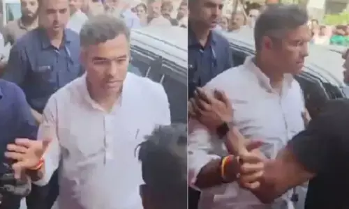 सड़क पर सवाल पूछने वाले युवक को थप्पड़ मारने का आरोप, प्रवेश वर्मा का वीडियो शेयर कर AAP ने साधा निशाना सड़क पर सवाल पूछने वाले युवक को थप्पड़ मारने का आरोप, प्रवेश वर्मा का वीडियो शेयर कर AAP ने साधा निशाना