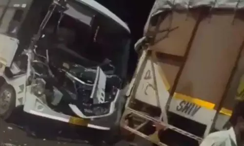 नींद की झपकी ने एक्सप्रेसवे पर मचाई अफरा-तफरी, ट्रक में जा घुसी तेज रफ्तार बस नींद की झपकी ने एक्सप्रेसवे पर मचाई अफरा-तफरी, ट्रक में जा घुसी तेज रफ्तार बस