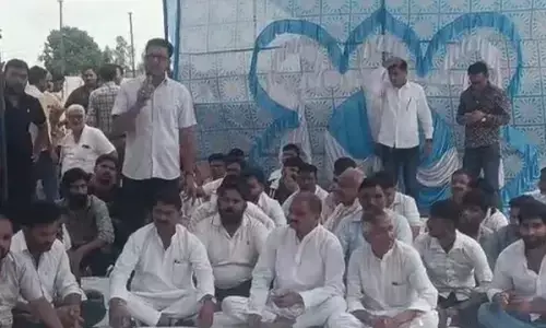 बुलडोजर कार्रवाई के विरोध में कलेक्ट्रेट पहुंचे ग्रामीण, डीएम से मिले बुलडोजर कार्रवाई के विरोध में कलेक्ट्रेट पहुंचे ग्रामीण, डीएम से मिले