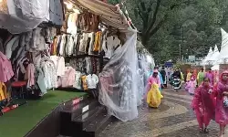 गर्म कपड़ों की खरीदारी के लिए बाजार पहुंच रहें पर्यटक: नैनीताल गर्म कपड़ों की खरीदारी के लिए बाजार पहुंच रहें पर्यटक: नैनीताल