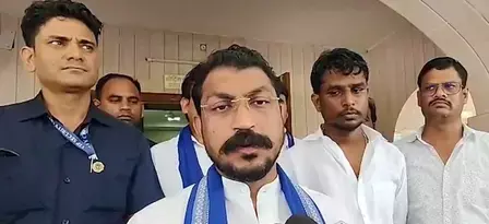 जनता चाहती है बैलेट पेपर से चुनाव हों, चुनाव आयोग दे जवाब : चंद्रशेखर आजाद जनता चाहती है बैलेट पेपर से चुनाव हों, चुनाव आयोग दे जवाब : चंद्रशेखर आजाद