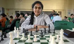 भारतीय मूल की बोधना शिवानंदन ने इतिहास रचा, 11 साल की उम्र में बनीं सबसे युवा महिला ग्रैंडमास्टर भारतीय मूल की बोधना शिवानंदन ने इतिहास रचा, 11 साल की उम्र में बनीं सबसे युवा महिला ग्रैंडमास्टर